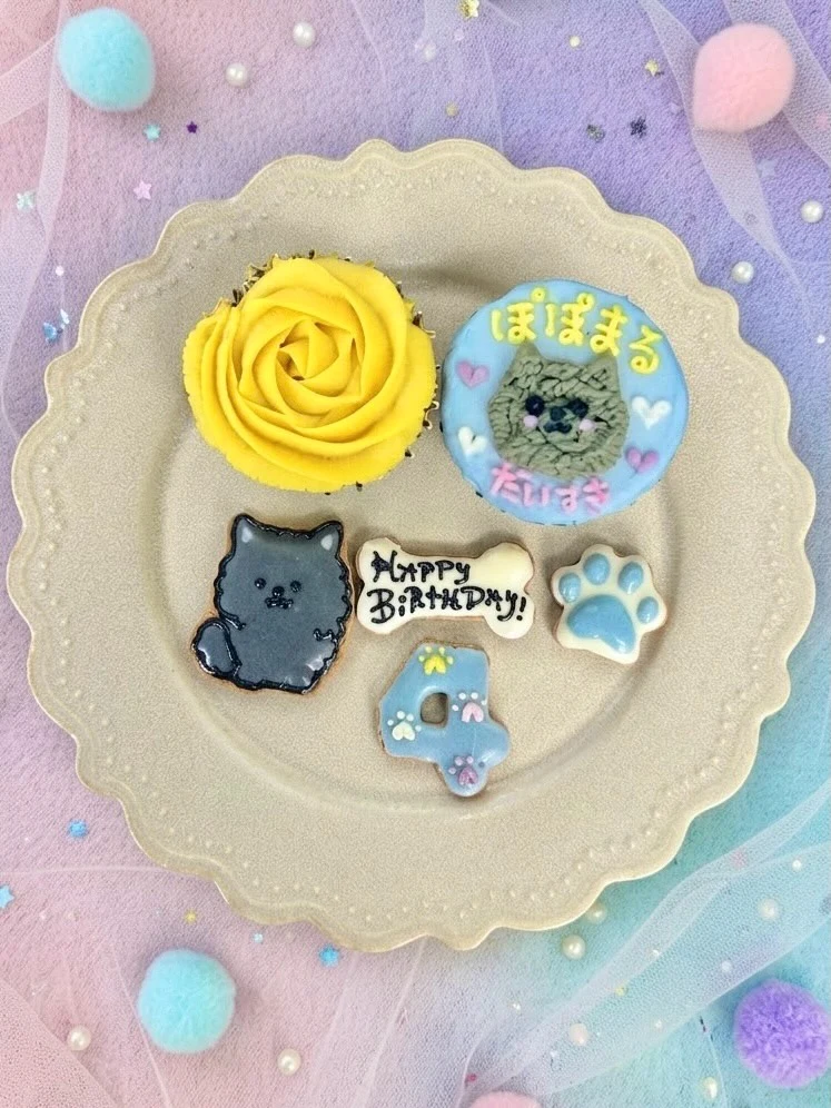 犬用の誕生日スイーツ。花と犬をかたどったクッキー